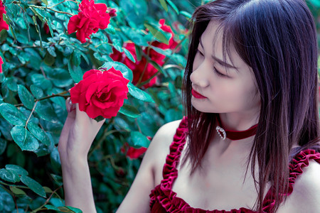 婴儿卡喉危急时刻 暖心女警紧急送医